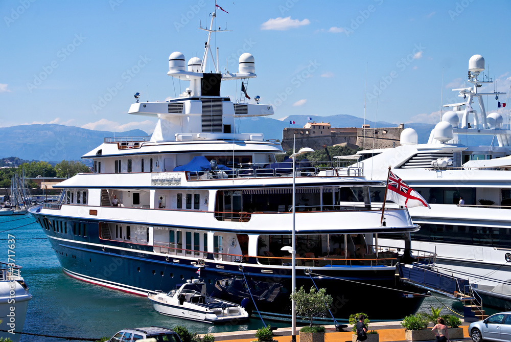 Naklejka premium Un luxueux bateau sur la Côte d'Azur.