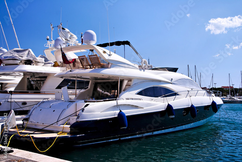 Un luxueux bateau sur la Côte d'Azur. © Uolir