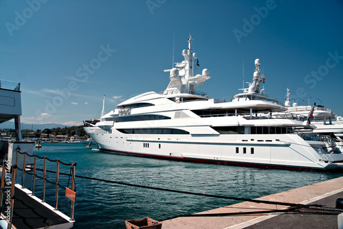 Un luxueux bateau dans le port d'Antibes © Uolir