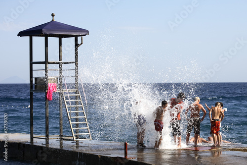 enfants jouant avec les vagues photo