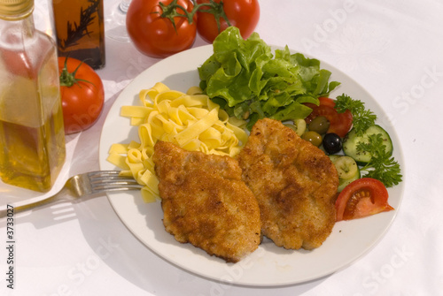 Paniertes-Wiener Schnitzel mit Salat und Nudeln - 9 -
