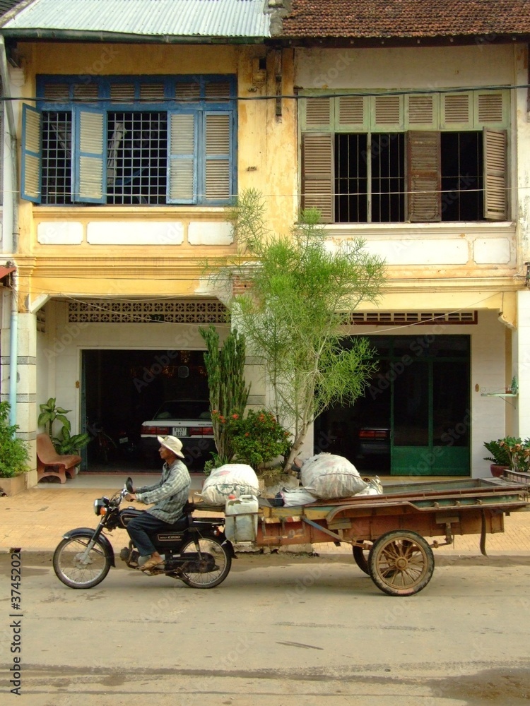 Moto et attelage a Kampot