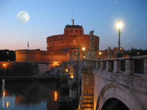 Castel Sant'Angelo al crepuscolo con Luna