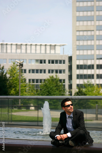 Geschäftsmann im Schneiderstiz vor Bürogebäuden © Mirko Raatz