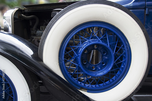 Side mounted spare tire on an antique car