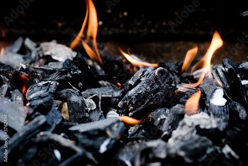 charbon de bois ,flamme; 