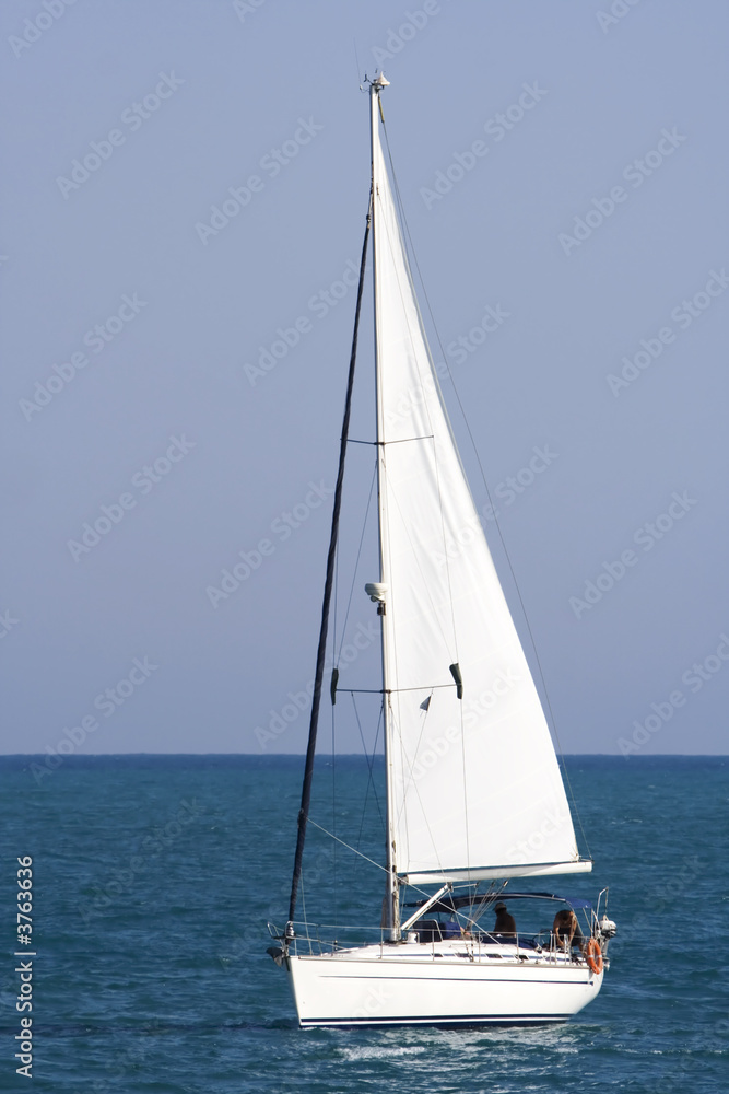 Fototapeta premium Velero blanco en el mar azul