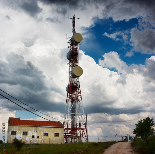 Torre de comunicaciones en un paisaje rural photo