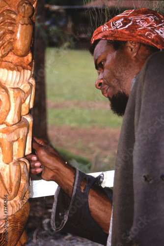 Sculpteur sur bois, Poindimie, Nouvelle-Calédonie photo