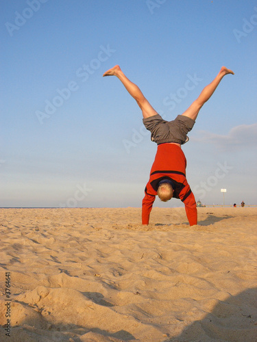 Handstand am Strand