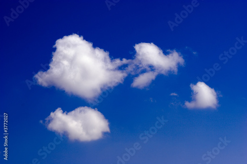 Carta da parati Four wonderful Clouds in vivid deep blue skyes