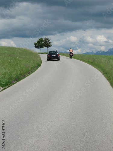 Straße mit Auto und Radfahrer