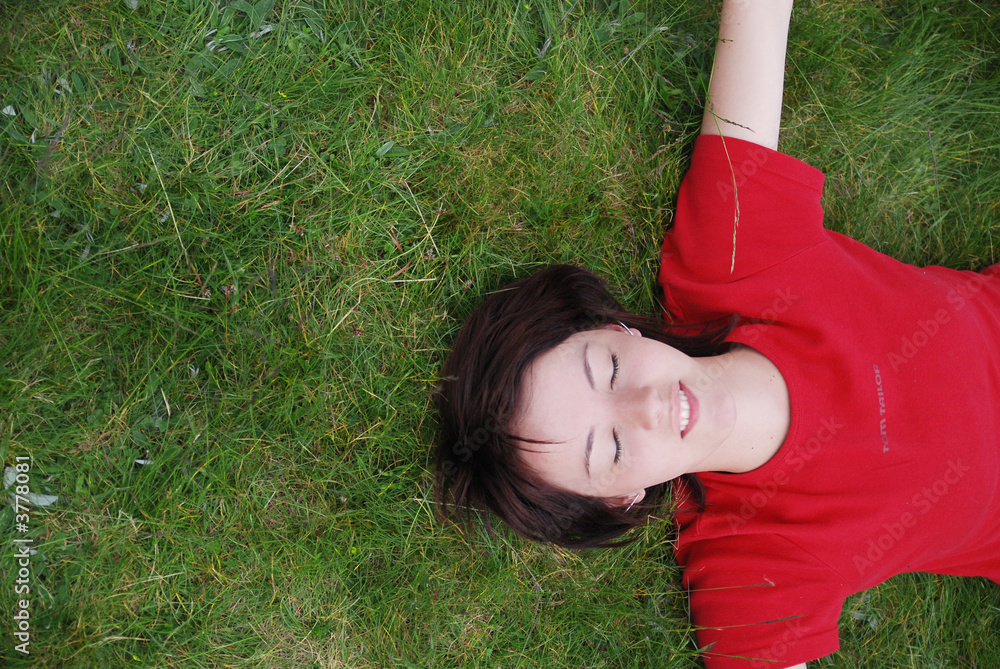 Naklejka premium woman laying in grass