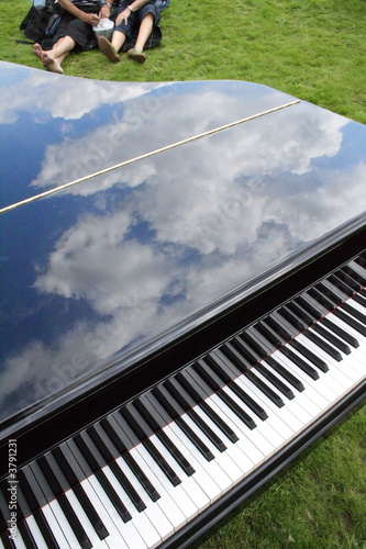 Piano nuageux sur herbe verte photo