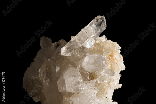 Bergkristall vor schwarzem Hintergrund