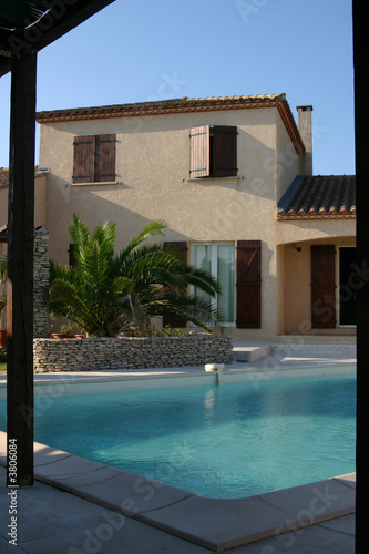 Villa, piscine et ciel bleu