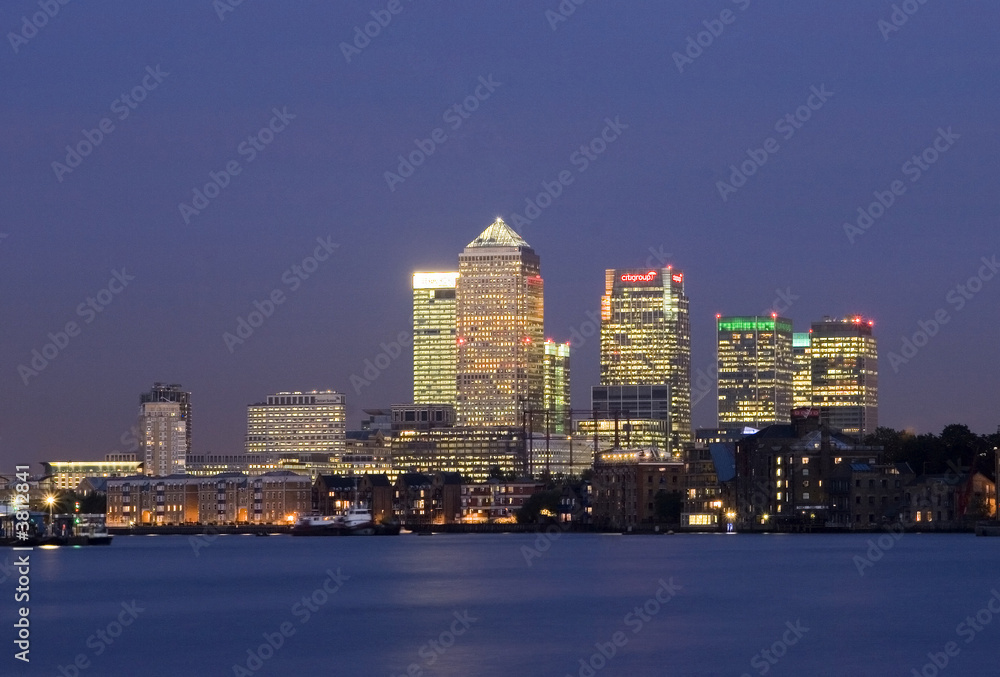 Obraz premium Canary Wharf at night. Financial district London.