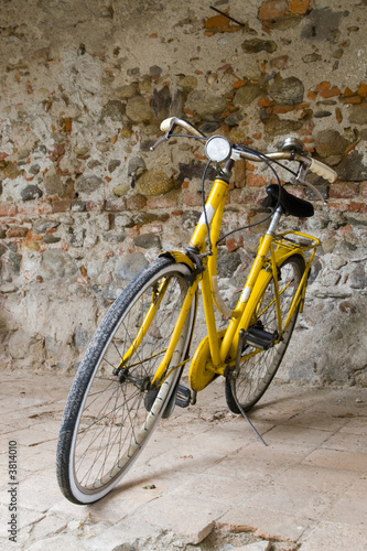 Old yellow bike on the wall