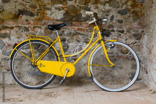 Old yellow bike on the wall