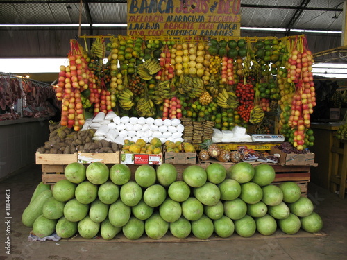 Obststand in Iranduba, mit Früchten wie Zimtapfel,  Melonen, Limetten, Maracaja usw. Amazonas, Brasilien photo