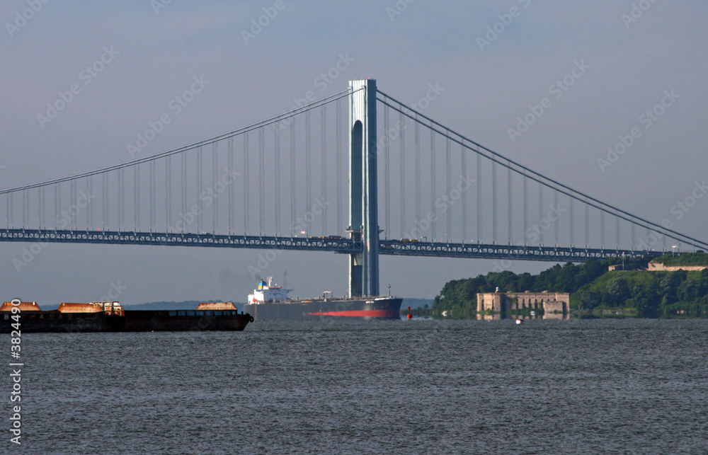 Fototapeta premium the verrazano bridge in New York Harbor