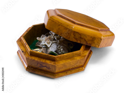 Polygonal casket with brooch photo