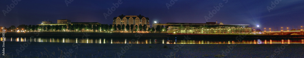 Panorama Elbterassenufer mit Maritim-Hotel und Kongresszentrum