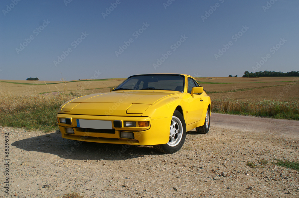 bolide allemand de Stuttgart à la campagne bolide allemand de Stuttgart à la campagne