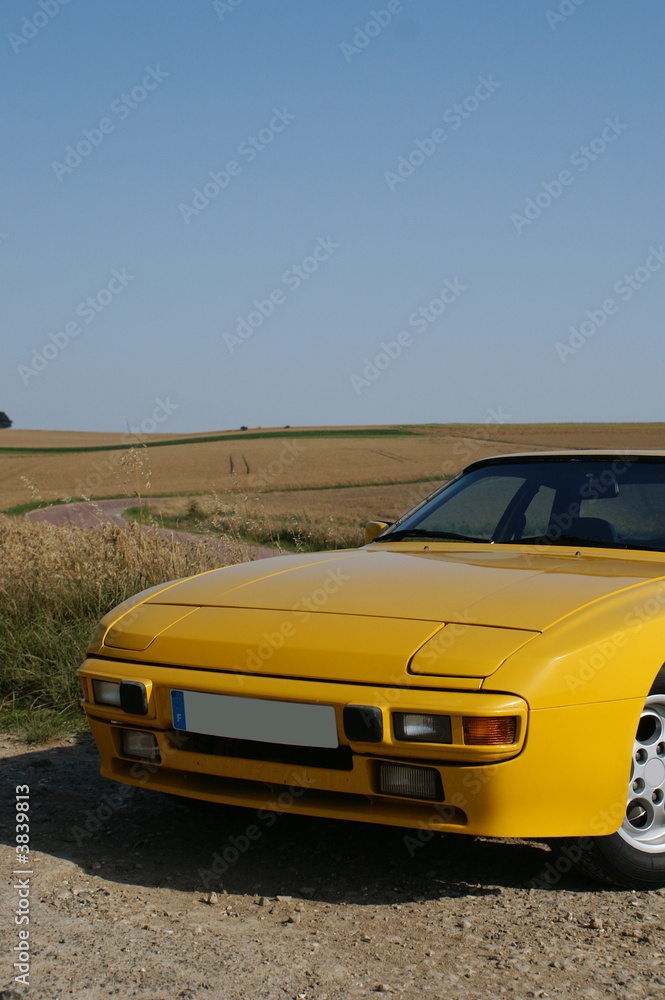 bolide allemand de Stuttgart à la campagne