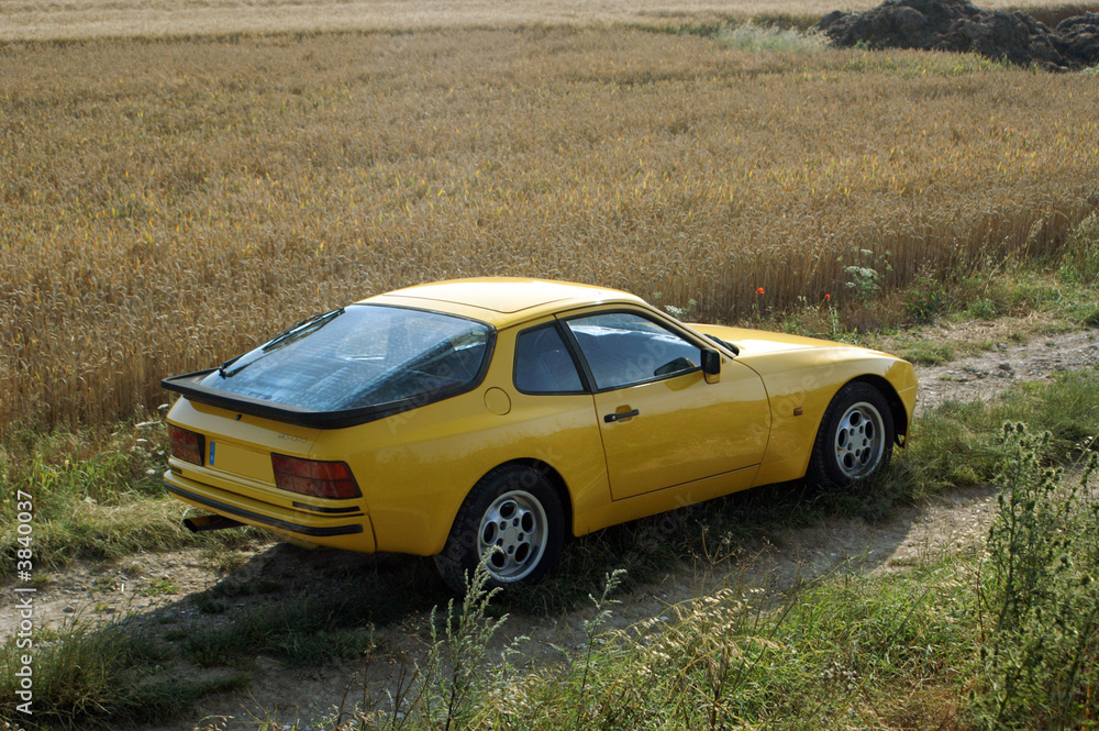 bolide allemand de Stuttgart à la campagne bolide allemand de Stuttgart à la campagne