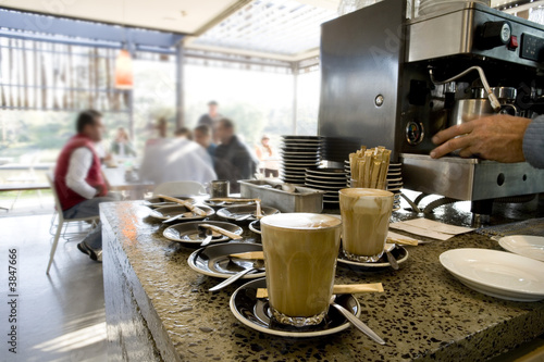 Making latte's and coffee at a cafe crowd