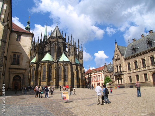 La place St Georges du chateau de Prague