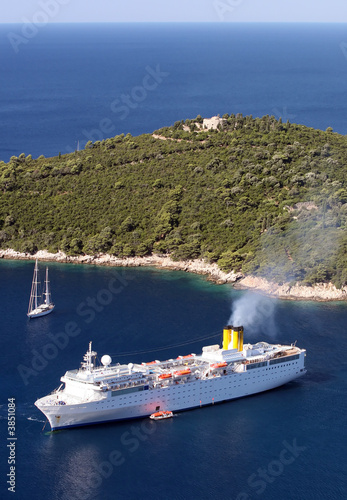 white ship