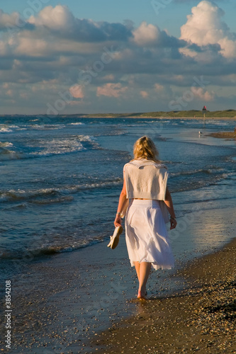 pretty girl and the sea