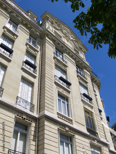 Fa  ade en pierre  ciel bleu   Paris