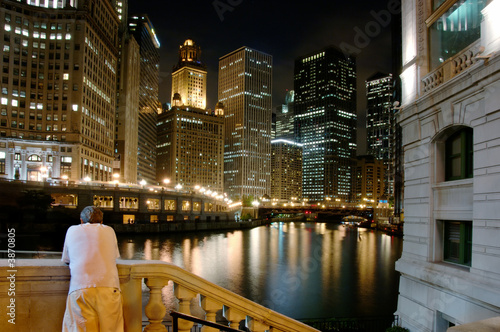 Man enjoying the view of the Chicago River on a summer evening.