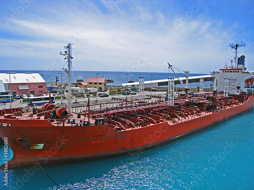 Cargo ship with pipelines and pressure sensors