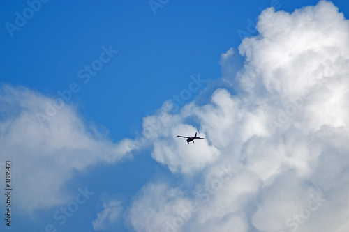 Flugzeug am Wolkenhimmel photo