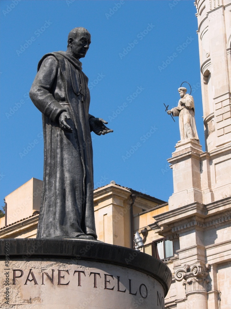 Catania statua Cardinale Dusmet piazza San Francesco