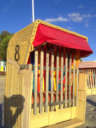Strandkorb im Sonnenuntergang