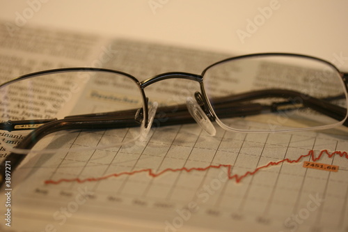 Börsenchart und Brille