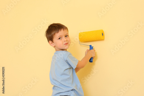 5 years old boy ready to paint wall