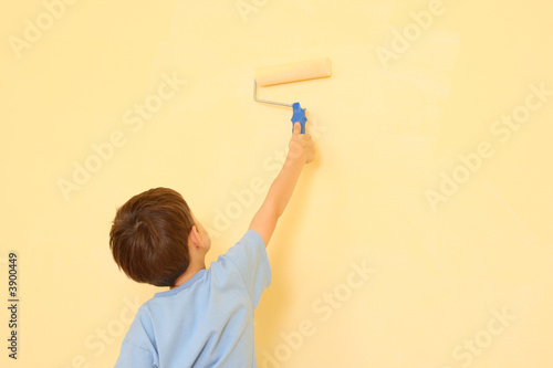 5 years old boy ready to paint wall