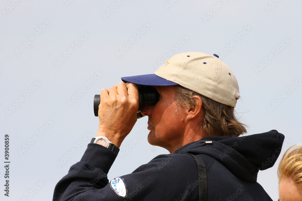 homme qui observe avec des jumelles homme qui observe avec des jumelles