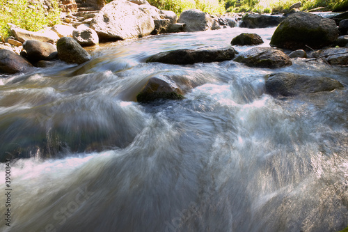 kleine Stromschnellen und Gischt in kleinem Fluss photo