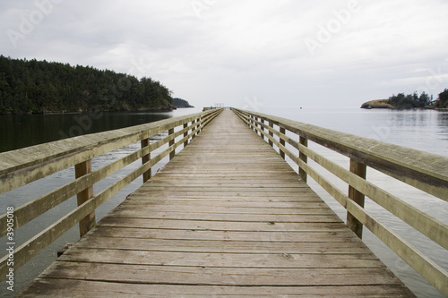 Wood pier near Deception Pass  © Alysta