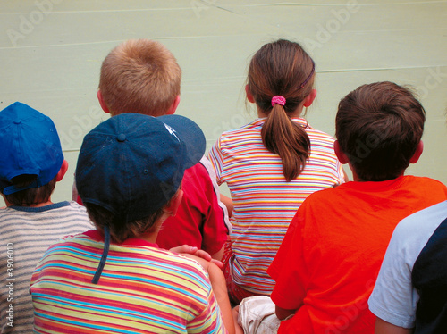 Kinder von hinten