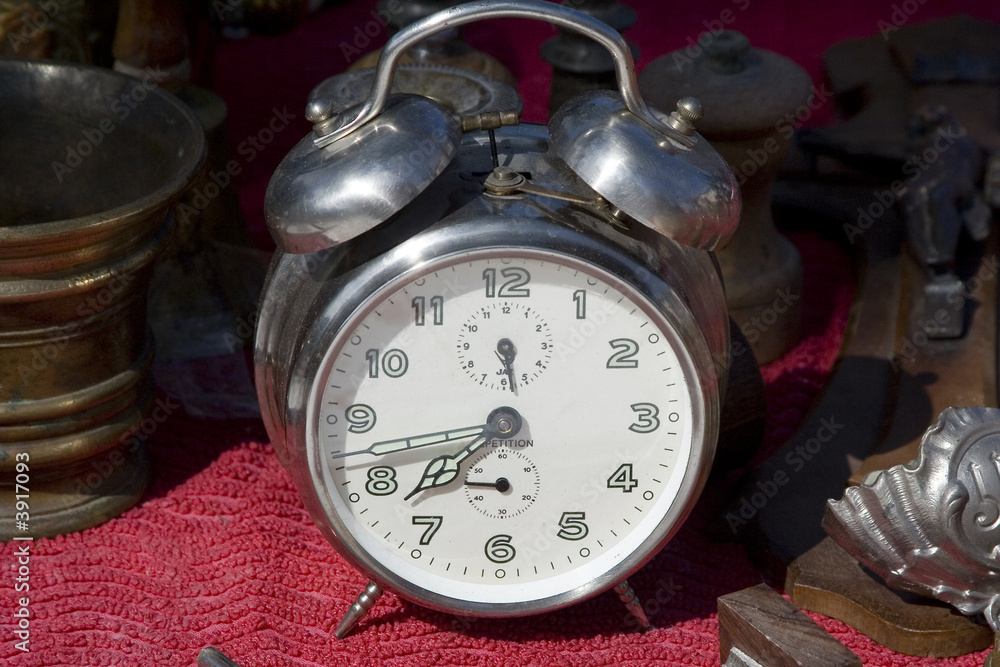Vieux réveil sur une brocante Vieux réveil sur une brocante