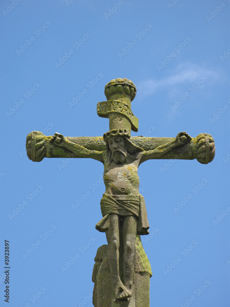 croix de christ sur ciel bleu