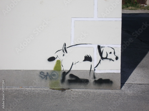 gemalter hund pisst an hausecke
